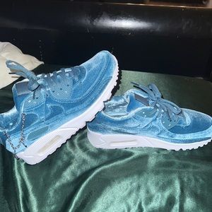 only worn once. don’t match anything so i don’t need them anymore